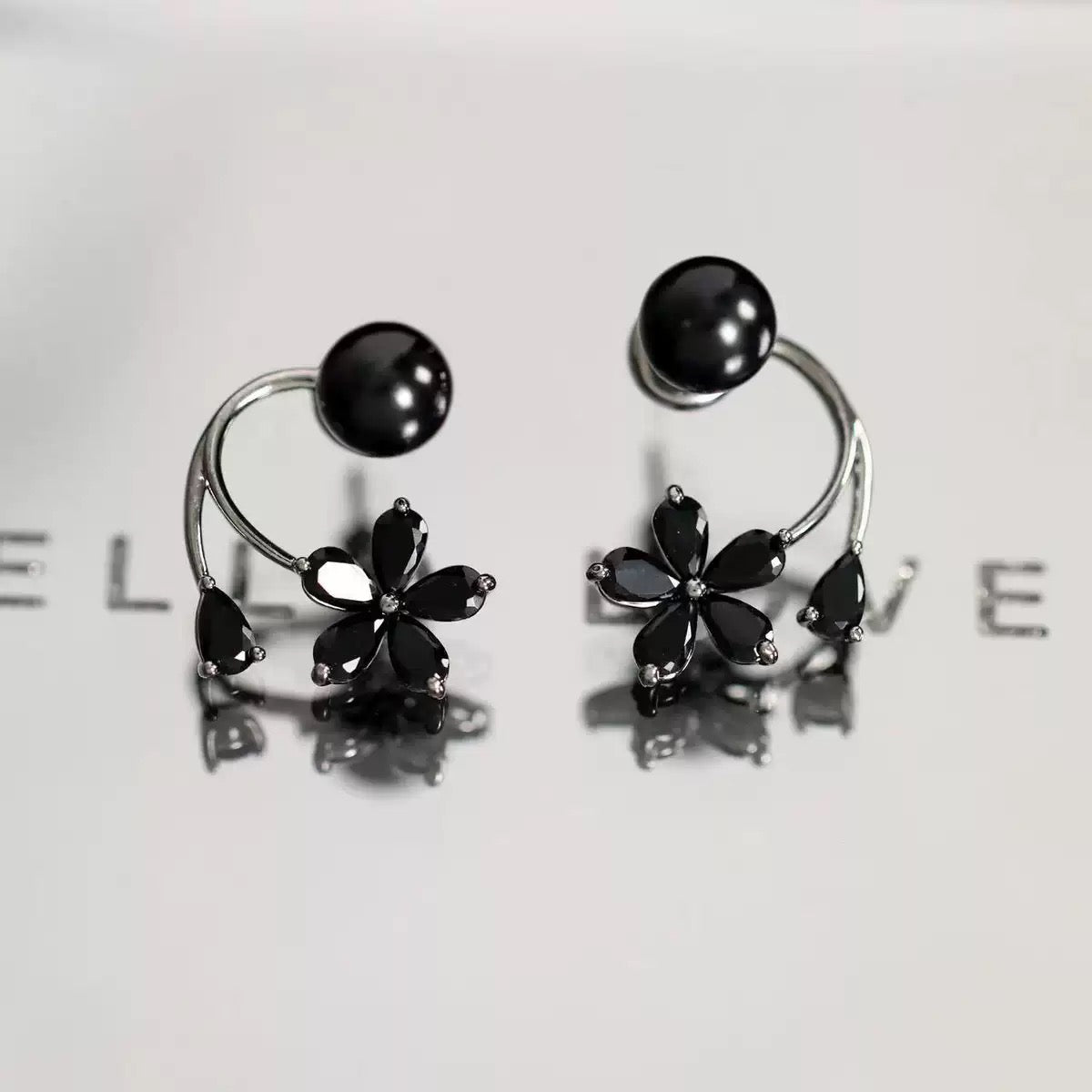 14K gold elegant black flower women's earrings